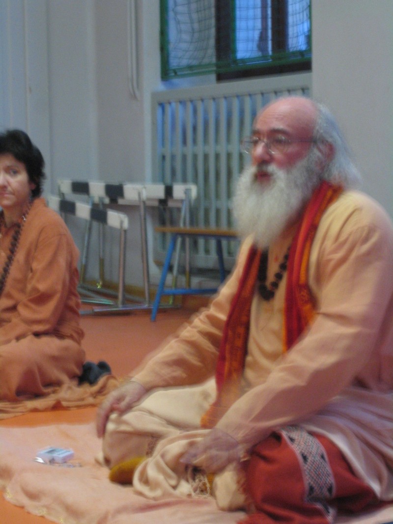 COMBATTERE LO STRESS CON LO YOGA COMBATTERE LO STRESS CON LO YOGA